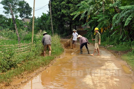 Người dân xã An Phú vệ sinh đường làng, ngõ xóm để bảo đảm môi trường sạch đẹp.
